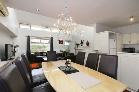 Spacious 5 Bed Home Close To Cottesloe Beach - Accommodation Guide 7