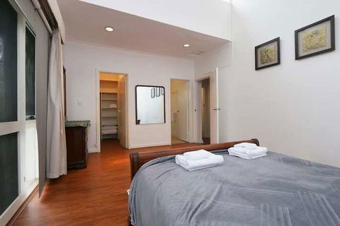 Spacious 5 Bed Home Close To Cottesloe Beach - Accommodation Guide 3