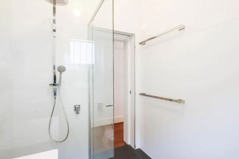 Quiet 1 Bedroom Apartment 5 Minutes From CBD - Accommodation Asia 3