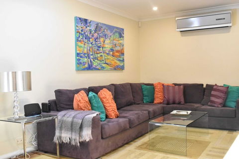 Modern 2 Bedroom Unit Close To CBD - Accommodation Asia 1