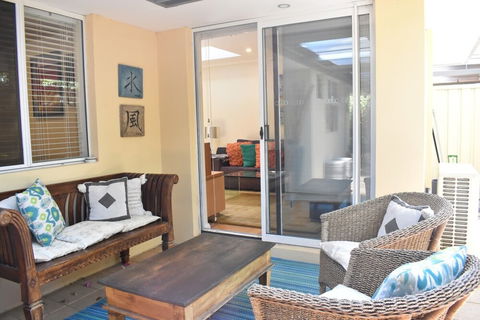 Modern 2 Bedroom Unit Close To CBD - Accommodation Asia 5