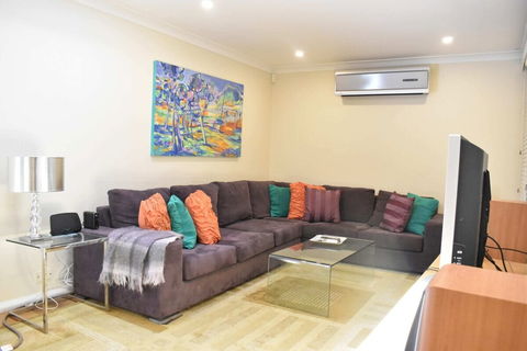Modern 2 Bedroom Unit Close To CBD - Accommodation Asia 3