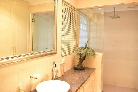 Modern 2 Bedroom Unit Close To CBD - Accommodation Asia 6