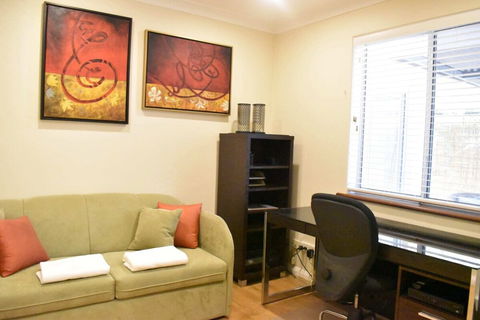 Modern 2 Bedroom Unit Close To CBD - Accommodation Asia 4