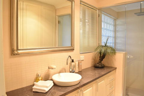 Modern 2 Bedroom Unit Close To CBD - Accommodation Asia 0