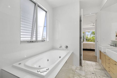 North Facing River Front Stunning Apartment Unit 2 9 Hilton Esplanade - Accommodation Guide 7