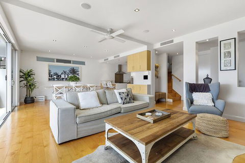 North Facing River Front Stunning Apartment Unit 2 9 Hilton Esplanade - Accommodation Guide 6