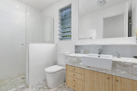 North Facing River Front Stunning Apartment Unit 2 9 Hilton Esplanade - Accommodation Guide 5