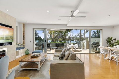 North Facing River Front Stunning Apartment Unit 2 9 Hilton Esplanade - Accommodation Guide 4