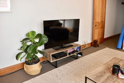 Charming Terrace House On Tree Lined Street - Accommodation Asia 5