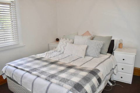 Charming Terrace House On Tree Lined Street - Accommodation Asia 3