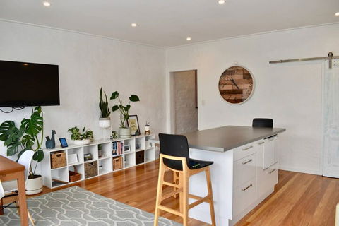 Charming Terrace House On Tree Lined Street - Accommodation Asia 7