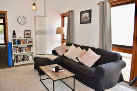 Charming Terrace House On Tree Lined Street - Accommodation Asia 0