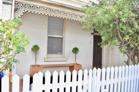 Charming Terrace House On Tree Lined Street - Accommodation Asia 1