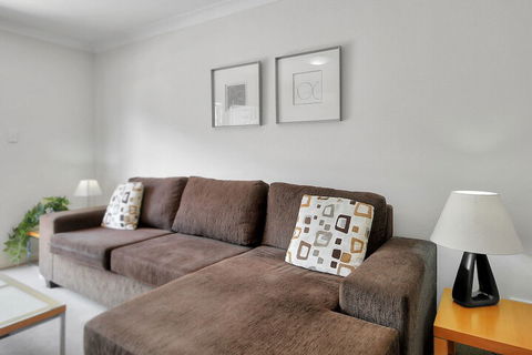 Airtrip Apartment On Russell St - Accommodation Asia 4