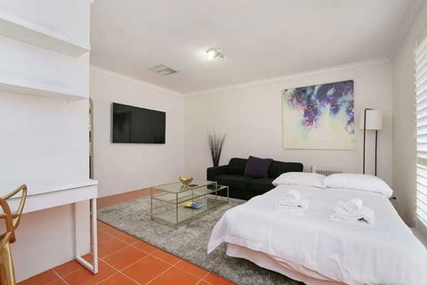 Safe & Secure 2 Bedroom Villa - Accommodation Guide 3