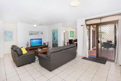 Unit 2 Cooltoro Court 7 Frank Street Coolum Beach 400 BOND LINEN INCLUDED - Accommodation Asia 0