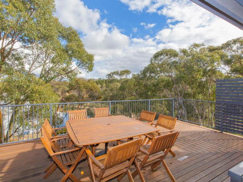 The Lakefront 69 Townsend Street - Accommodation Guide 4