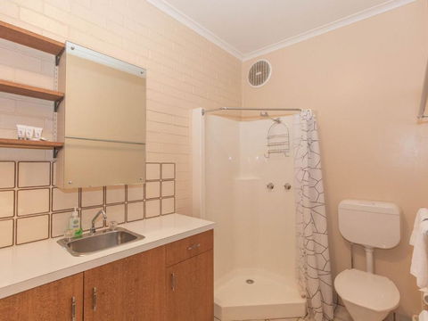 The Lakefront 69 Townsend Street - Accommodation Guide 5