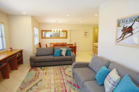 Banjos Way 2 / 23 Banjo Patterson Crescent - Accommodation Guide 0