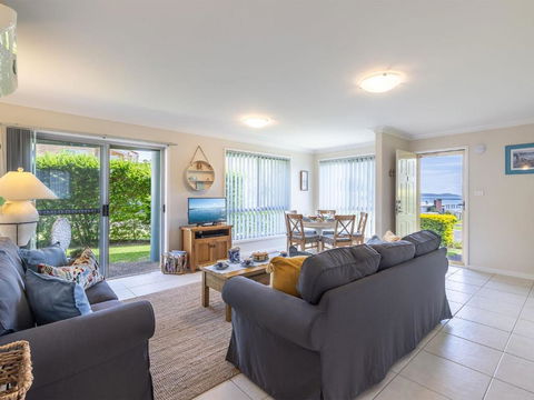 Sunset Place 1 / 29 Sunset Boulevard Gorgeous Townhouse So Close To The Water - Accommodation Asia 6