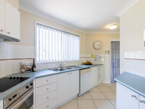 Sunset Place 1 / 29 Sunset Boulevard Gorgeous Townhouse So Close To The Water - Accommodation Asia 5
