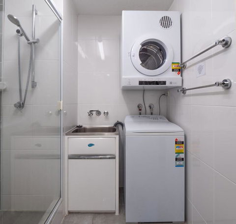 Golden Shores U7 21 Landsborough Parade - Accommodation Asia 3