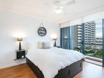 Modern 2 Bedroom River View Apartment In Docklands - Accommodation Asia 1