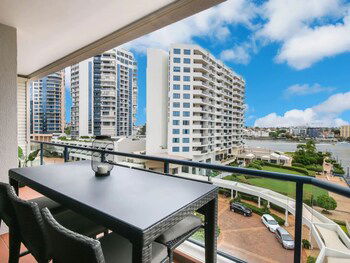 Modern 2 Bedroom River View Apartment In Docklands - Accommodation Asia 6