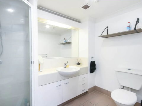 Modern 2 Bedroom River View Apartment In Docklands - Accommodation Asia 4