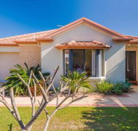 Oceania Cottage LJHooker Yamba - Accommodation Asia