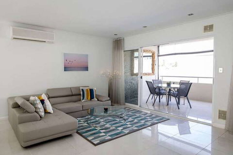 Stylish Executive Apartment With Balcony - Accommodation Guide 1