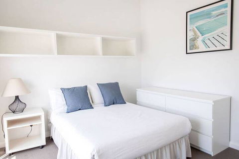 Stylish Executive Apartment With Balcony - Accommodation Guide 6
