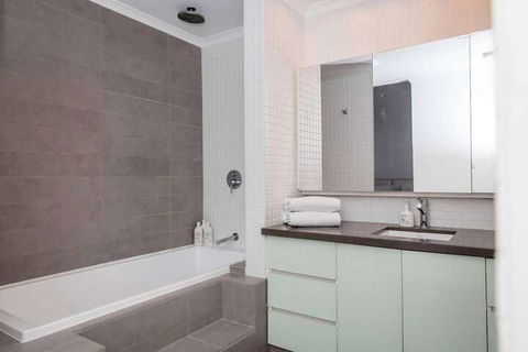 Stylish Executive Apartment With Balcony - Accommodation Guide 2