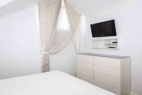 Stylish Executive Apartment With Balcony - Accommodation Guide 5