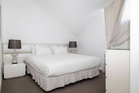 Stylish Executive Apartment With Balcony - Accommodation Guide 3