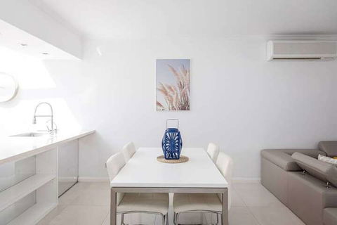 Stylish Executive Apartment With Balcony - Accommodation Guide 4