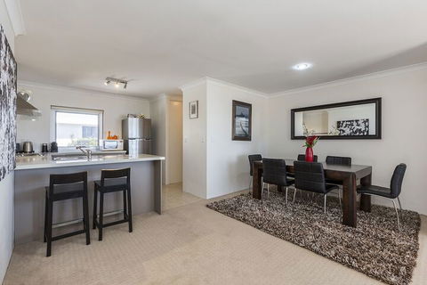 Gold Sands Beach Apartment - Accommodation Asia 5