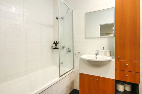 Large 3 Bedroom Apartment With River Views Near The Stadium - Accommodation Guide 5