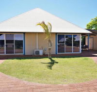 Osprey Holiday Village Unit 109 Pleasant 3 Bedroom Holiday Villa with a Pool in the Complex - Accommodation Asia