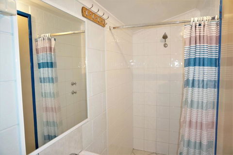 Osprey Holiday Village Unit 120 Colourful 3 Bedroom Holiday Villa With A Pool In The Complex - Accommodation Asia 4