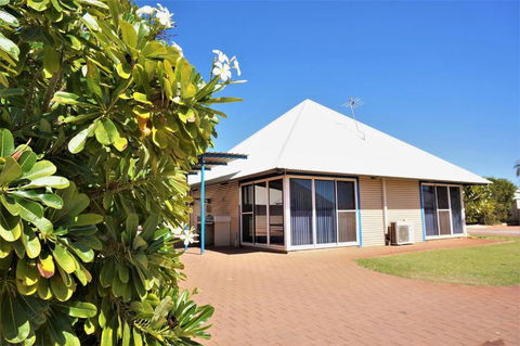 Osprey Holiday Village Unit 120 Colourful 3 Bedroom Holiday Villa With A Pool In The Complex - Accommodation Asia 6