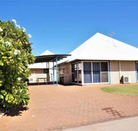 Osprey Holiday Village Unit 120 Colourful 3 Bedroom Holiday Villa with a Pool in the Complex - Accommodation Asia
