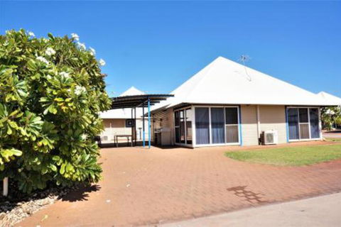 Osprey Holiday Village Unit 120 Colourful 3 Bedroom Holiday Villa With A Pool In The Complex - Accommodation Asia 0