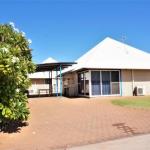 Osprey Holiday Village Unit 120 Colourful 3 Bedroom Holiday Villa With A Pool In The Complex - Accommodation Asia 1
