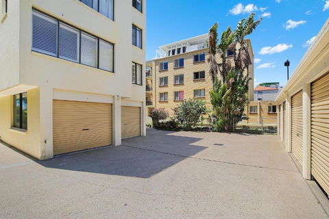 Eastbourne U6 80 Esplanade. Golden Beach - Accommodation Asia 2