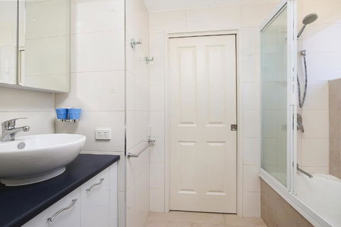Eastbourne U6 80 Esplanade. Golden Beach - Accommodation Asia 3