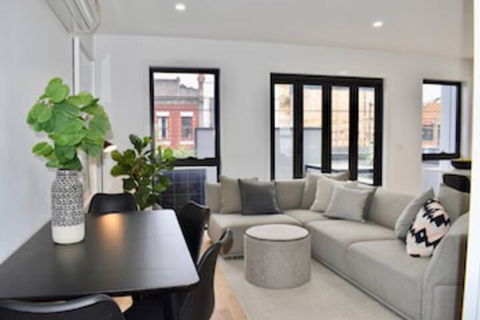 Brand New 2 Bed Apartment With Stunning City Views - Accommodation Guide 0