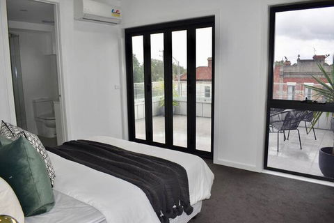 Brand New 2 Bed Apartment With Stunning City Views - Accommodation Guide 6
