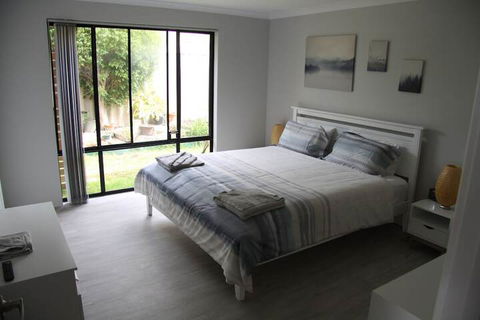 Warnbro Beach Family Accommodation - Accommodation Asia 2